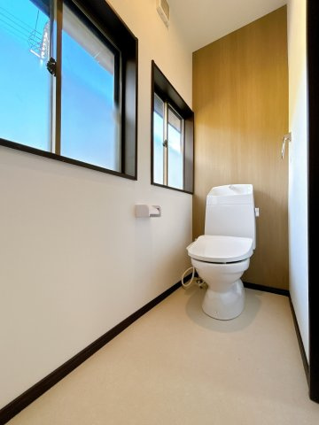 出石町寺町　リフォーム住宅　3LDKのトイレ|【リフォーム済】トイレはジャニス製の温水洗浄機能付きに新品交換しました。表面は凹凸がないため汚れが付きにくく、継ぎ目のない形状でお手入れが簡単です。節水機能付きなのでお財布にも優しいですね。