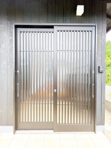 出石町寺町　リフォーム住宅　3LDKの玄関|【リフォーム済】玄関の写真です。玄関ドアを新品に交換し、タイルを新しく貼りました。モニター付きインターホンを設置しております。