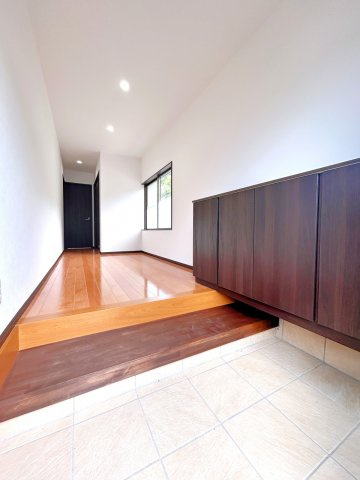 出石町寺町　リフォーム住宅　3LDKの玄関|【リフォーム済】玄関ホールの写真です。シューズボックス1600サイズの新品に交換しました。