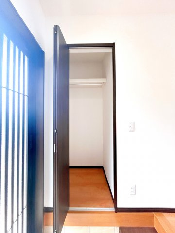 出石町寺町　リフォーム住宅　3LDKの収納|【リフォーム済】玄関収納の写真です。半間の収納を新設いたしました。枕棚・パイプがついています。冬にはコートや上着類をこちらにかけることができそうですね。