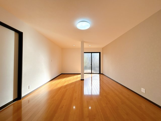 出石町寺町　リフォーム住宅　3LDKの居間・リビング|【リフォーム済】リビング別角度の写真です。サッシを新品に交換いたしました。こちらのスペースにはテレビやソファを置いてみてはいかがでしょうか。