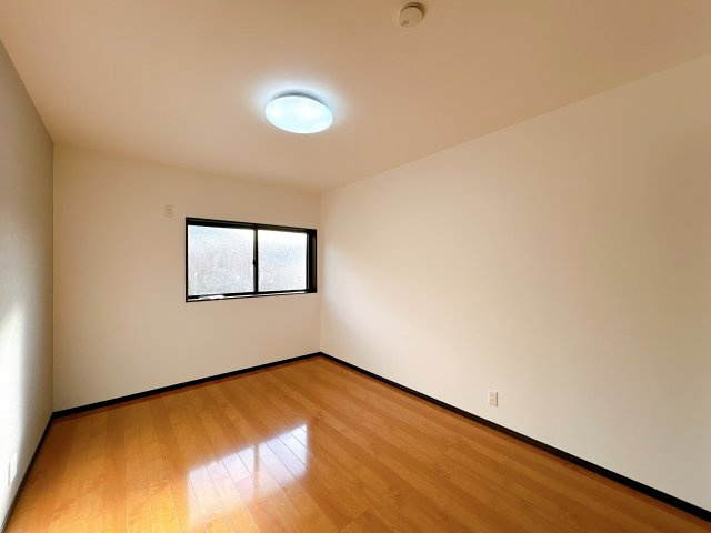 出石町寺町　リフォーム住宅　3LDKの洋室|【リフォーム済】南側約6.5帖洋室の別角度写真です。ご家族の形によってさまざまな使い方ができそうですね。