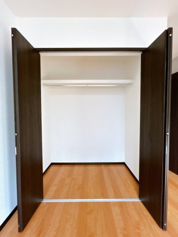 出石町寺町　リフォーム住宅　3LDKの収納|【リフォーム済】南側約6.5帖洋室の収納写真です。枕棚・パイプを設置いたしました。パイプが付いていることでハンガーにかけたままお洋服を収納することができます。