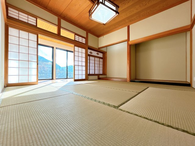 出石町寺町　リフォーム住宅　3LDKの和室|【リフォーム済】南西側8帖和室の写真です。畳を表替えし、クロス張替えを行いました。