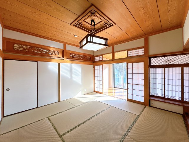 出石町寺町　リフォーム住宅　3LDKの和室|【リフォーム済】南西側8帖和室の別角度写真です。こちらのお部屋は来客用のお部屋としても活用できそうですね。