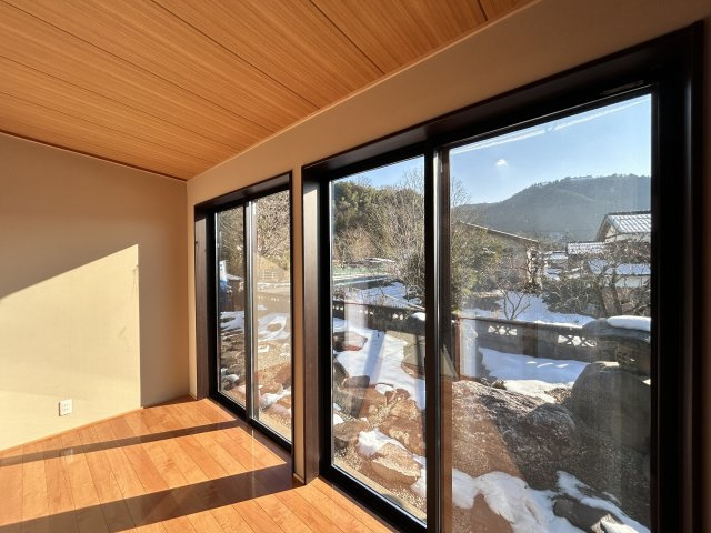 出石町寺町　リフォーム住宅　3LDKの和室|【リフォーム済】広縁の写真です。サッシを新品のものに交換いたしました。こちらのスペースにテーブルと椅子を置いて、お庭を眺めながらお茶をしても良さそうですね。