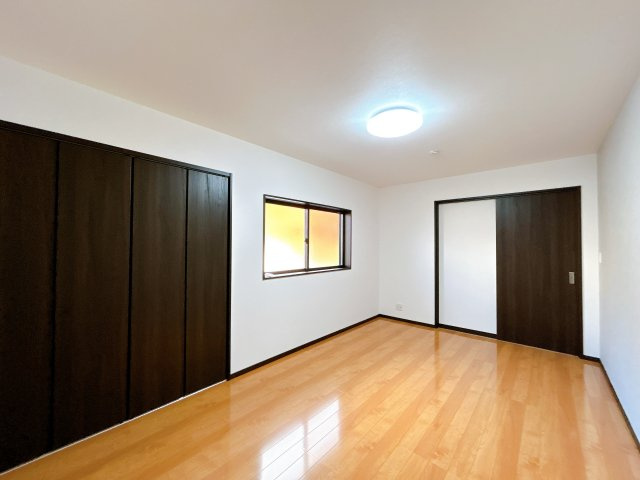 出石町寺町　リフォーム住宅　3LDKの洋室|【リフォーム済】北西側約7.5帖洋室別角度の写真です。こちらのお部屋は寝室としていかがでしょうか。