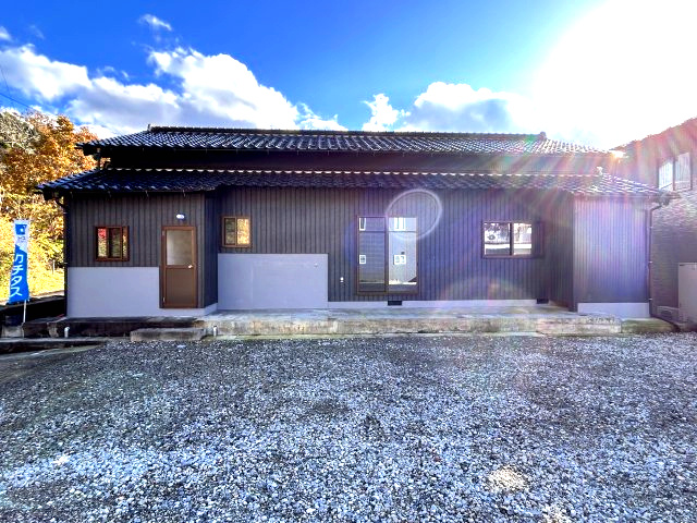 出石町寺町　リフォーム住宅　3LDKの外観|【リフォーム済】外観別角度写真になります。トタン部分は塗装を行いました。塗装を行うことで引き締まった印象になりますね。