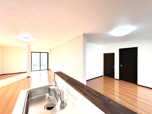 出石町寺町　リフォーム住宅　3LDKの居間・リビング|【リフォーム済】リビングの写真です。和室があった箇所も取り込み、約24帖のリビングに変更いたしました。