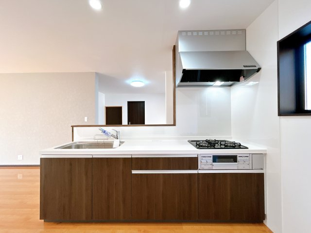 出石町寺町　リフォーム住宅　3LDKのキッチン|【リフォーム済】キッチンはLIXIL製の新品に交換を予定しています。お洒落な人工大理石ワークトップなので、パンなどの生地ものをこねるのにも適しています。お料理のレパートリーも増えそうですね。