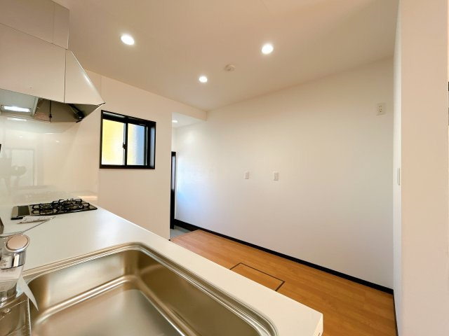 出石町寺町　リフォーム住宅　3LDKのキッチン|【リフォーム済】キッチンスペースの写真です。勝手口が付いていますので、お買い物をした後は玄関に回らず、こちらから入ることができます。