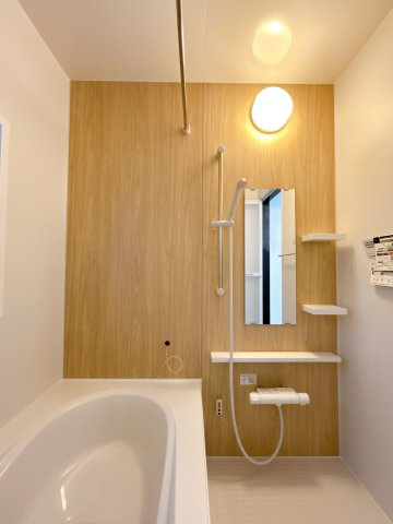 出石町寺町　リフォーム住宅　3LDKの浴室|【リフォーム済】浴室はLIXIL製の新品のユニットバスに交換しました。浴槽には滑り止めの凹凸があり、床は濡れた状態でも滑りにくい加工がされている安心設計です。浴室乾燥機を設置しております。