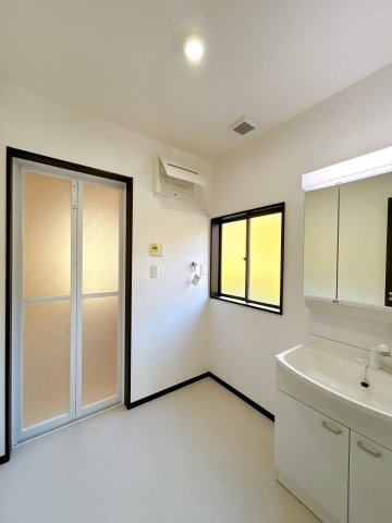 出石町寺町　リフォーム住宅　3LDKの脱衣所|【リフォーム済】洗面化粧台はパナソニック製の三面鏡に変更いたしました。三面鏡の裏は収納スペースになっております。