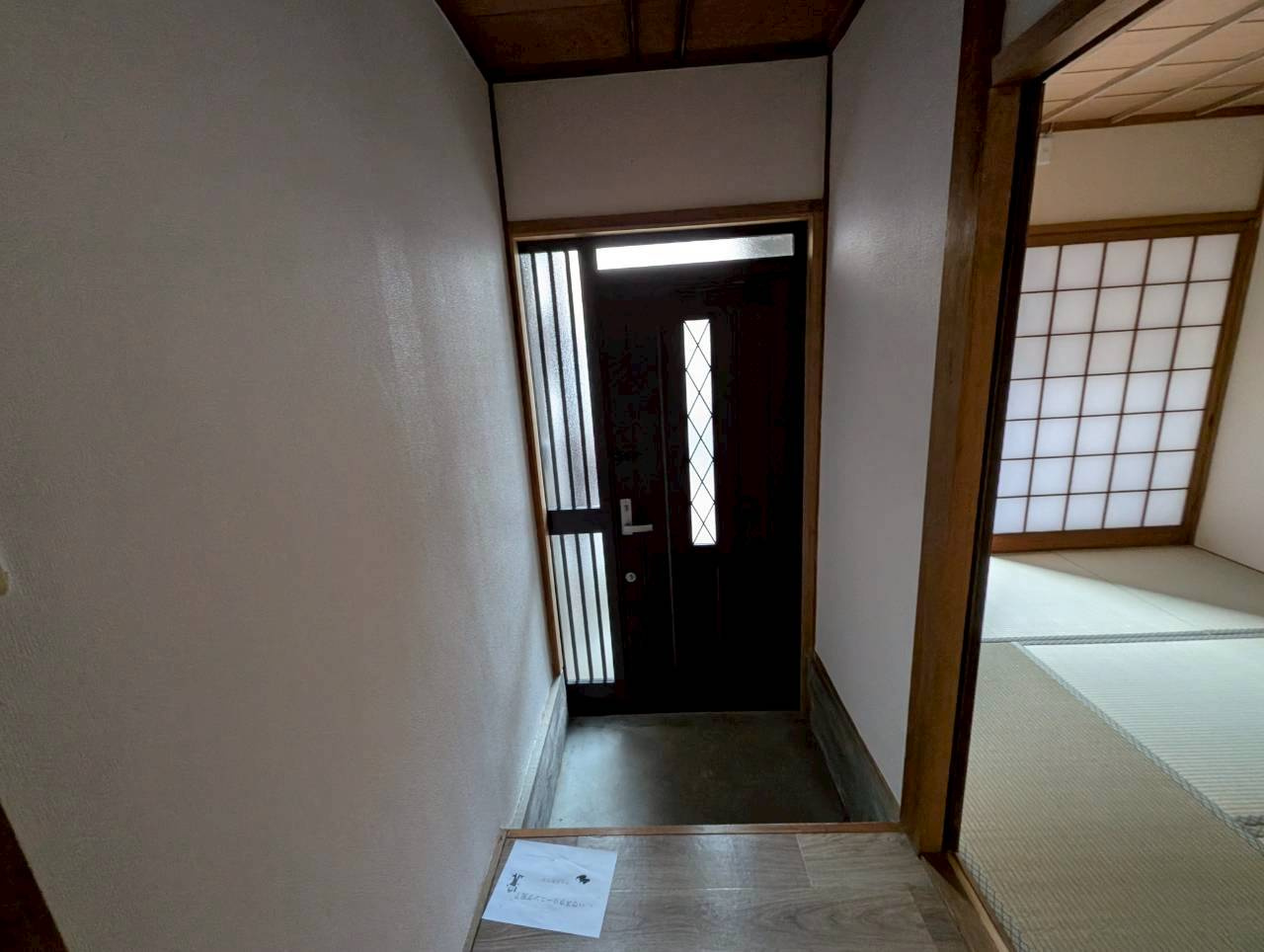 美園町貸家Bの玄関