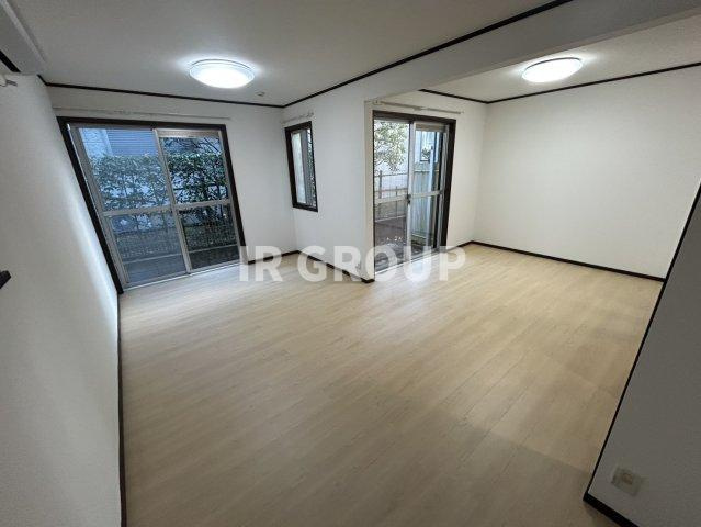 吉田テラスハウスの居間・リビング|ゆったり過ごせるリビングです