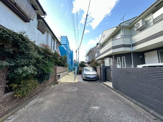 世田谷区上祖師谷3丁目　新築戸建の前面道路含む現地写真|2月完成予定！
2026.01.11撮影

現地ご見学希望・資料請求などお気軽にお問い合わせ下さい！
03-5990-5201