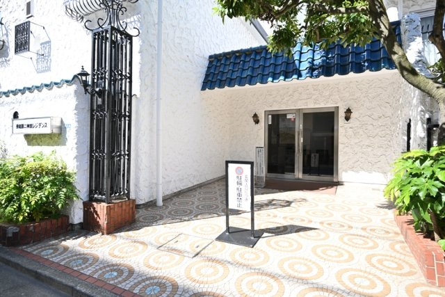 秀和第二神宮レジデンスのエントランス|毎日通るエントランスはこのようになっています