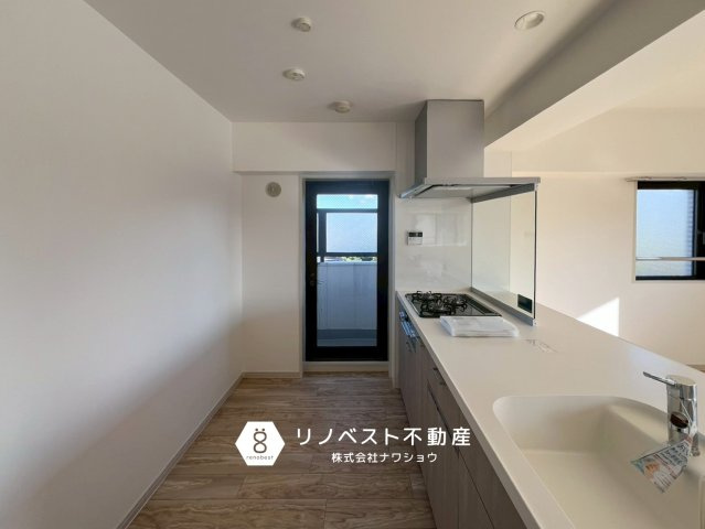 ネオイース勝山北パークサイドのキッチン|ゆとりのあるキッチンスペースです◎
キッチン奥にはサービスバルコニー付で換気やゴミ置場として利用できます♪