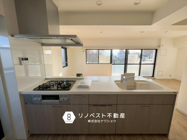 ネオイース勝山北パークサイドのキッチン|コンロ前が壁ではなくガラスパネルになっているため、機能性がありながらデザイン性もございます♪