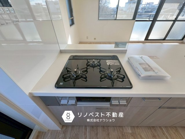 ネオイース勝山北パークサイドのキッチン|グリル付き◎三口コンロでお料理の幅が広がりますね♪