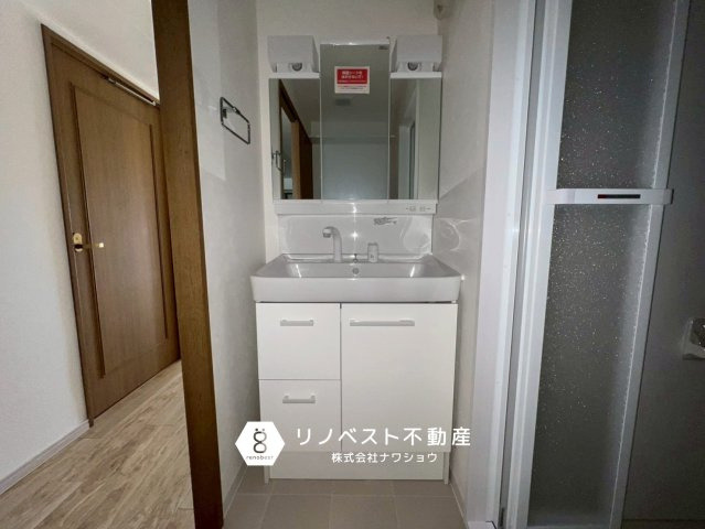 ネオイース勝山北パークサイドの独立洗面台|三面鏡付独立洗面台で朝の身支度がスムーズに♪収納力も高いです◎