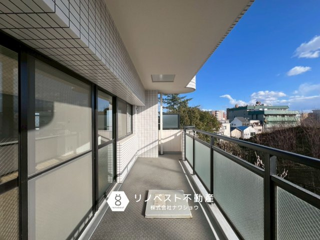 ネオイース勝山北パークサイドのバルコニー|陽当たり良好なバルコニーでおせんたくものがカラッと乾きそうですね！