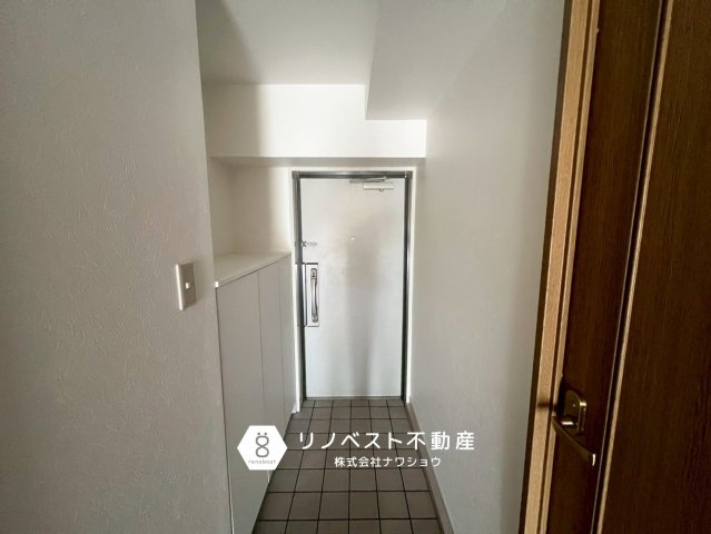 ネオイース勝山北パークサイドの玄関|大容量のシューズボックス付き玄関で、家族の靴がすっぽり収納できます♪