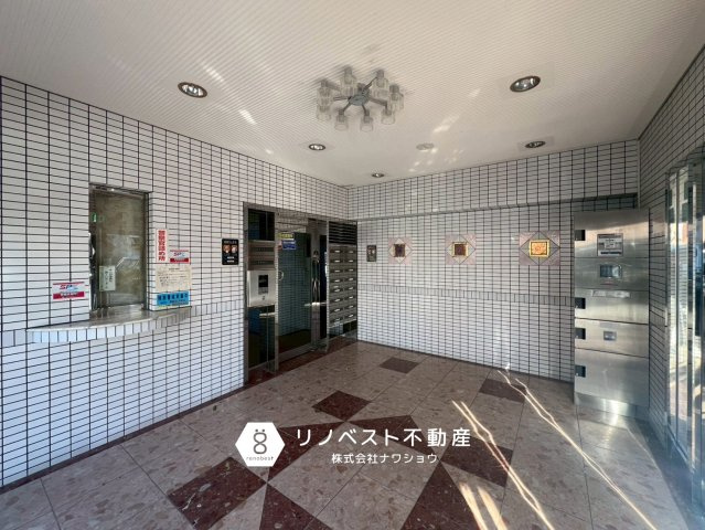 ネオイース勝山北パークサイドのエントランス|宅配ボックス付き！急な外出時も安心です。