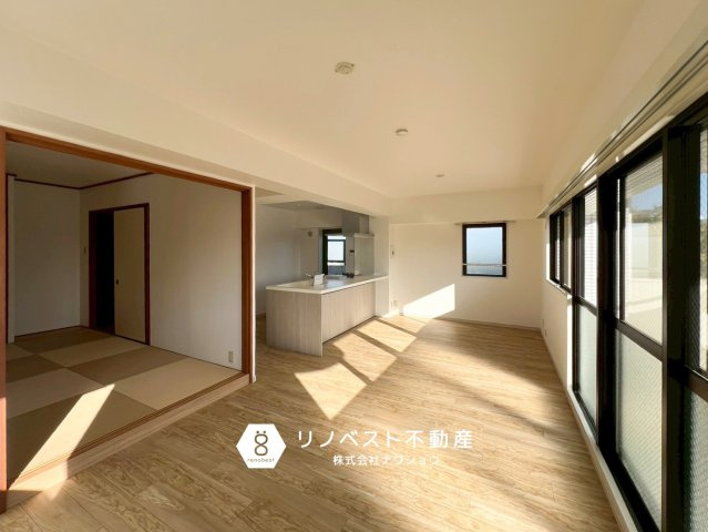 ネオイース勝山北パークサイドの居間・リビング|南向き採光+三面窓で陽当たりの良いリビングです◎
ライトなしでこの明るさ♪