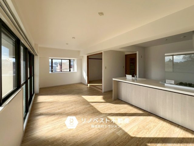 ネオイース勝山北パークサイドの居間・リビング|家具のレイアウトがしやすい形です◎
対面式のキッチンで家族のコミュニケーションも増えます♪