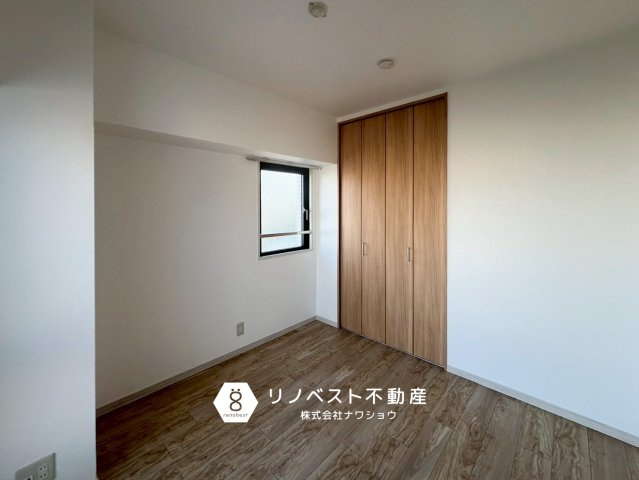 ネオイース勝山北パークサイドの洋室|マンションでは珍しい２面採光の洋室です◎
クローゼット付き！