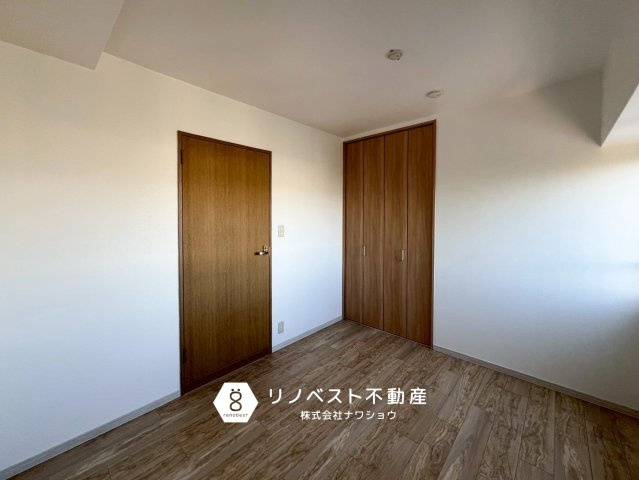 ネオイース勝山北パークサイドの洋室|玄関入ってすぐの洋室のため、書斎などにおススメ♪