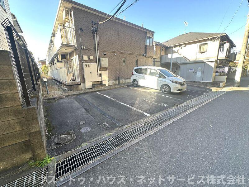 ラフィーヌ松ケ丘の駐車場