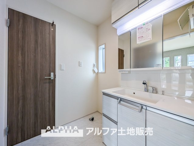 ~日野栄町　6区画１号棟~Residential Subdivisionの脱衣所|【Wash basin】
◆洗面台◆人工大理石TOPの洗面ボウルサイドはゆったりとしたスペースが設けられ、フレグランスなどを置いたりするのに便利なパ洗面化粧台。