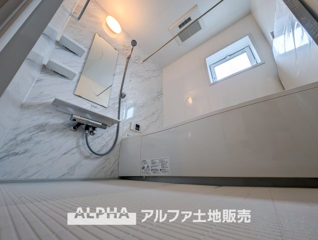 ~日野栄町　6区画１号棟~Residential Subdivisionの浴室|【Bathroom】
◆浴室換気乾燥機付きUB◆雨に日でも洗濯物が乾かせ、同時に室内を乾燥させる為、カビ、汚れの発生を抑えます。暖房機機能があり冬場は入浴前に暖め可能でとても重宝します。