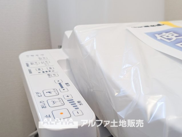 ~日野栄町　6区画１号棟~Residential Subdivisionのトイレ|【Warm water flush toilet】
◆温水洗浄便座付きトイレ◆お掃除も楽々。快適に過ごすためには今や欠かせない設備の一つです。壁掛けリモコンで使いやすくいつでも清潔に保てます。