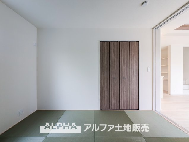 ~日野栄町　6区画１号棟~Residential Subdivisionの和室|【Japanese-room】
◆和室◆畳の上で和む生活。お茶とお菓子。こたつとみかん。どれをとってもしっくりときますね。フローリングには無い、上質でゆったりとした一時を。