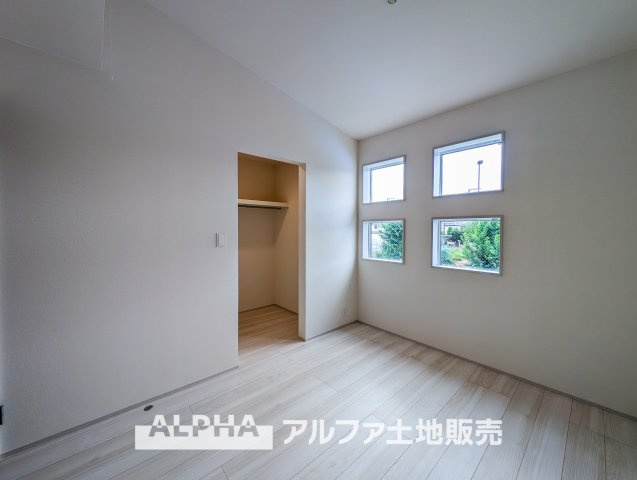 ~日野栄町　6区画１号棟~Residential Subdivisionの洋室|【Two sides lighting】
◆明るい主寝室◆二面採光北側の居室は明るく爽やかな風の抜ける快適空間。。収納もしっかりと沢山の洋服をしまえます。