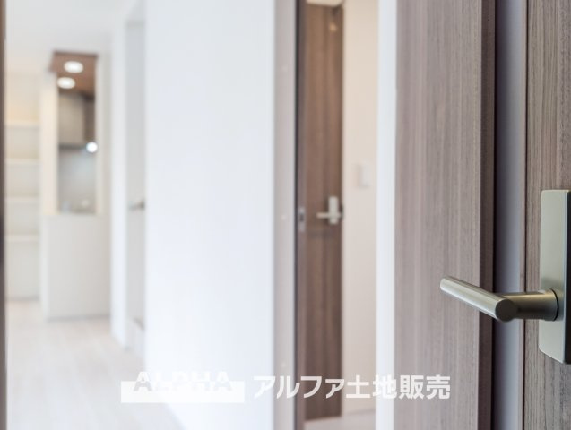 ~日野栄町　6区画１号棟~Residential Subdivisionの居間・リビング|【Going home】
◆帰宅◆リビングルームのドアを開き『ただいま～』と声をかける私。呼応するように『おかえり～』と明るい声で返す家族達。その声が聞える瞬間こそ温もりを感じるとても幸せの時間