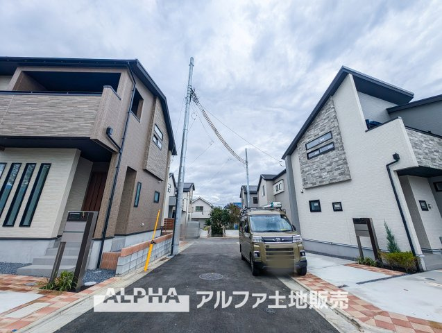 ~日野栄町　6区画１号棟~Residential Subdivisionの外観|【Development division】
◆開発分譲地◆新規に道路を造り、きれいに整備された区画は新しい街を、コミュニティを形成。安心安全な分譲地で、子供たちの遊ぶ姿や笑い声が聞こえてきますね