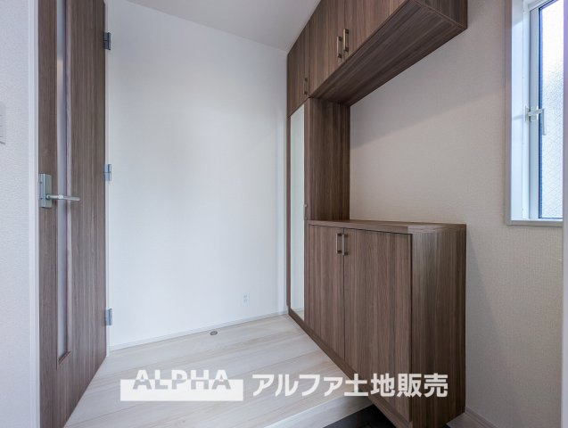 ~日野栄町　6区画１号棟~Residential Subdivisionの玄関|【Shoes cloakroom】
◆シューズクローク◆帰宅し玄関を入ると容量たっぷりなシューズクローク。そこにはお気に入りのチャカブーツやジョンロブのストレートチップを眺める。そんな時間も悪くない。