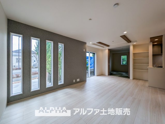 ~日野栄町　6区画１号棟~Residential Subdivisionの居間・リビング|【Livingroom】
◆爽やかな空間◆窓をあけるとリビングに通り抜ける清々しく心地よい冷涼なそよ風がこの空間を涼しくしてくれる。風通しの良さは人にとっても家にとっても健康的で気持ちいいものです。