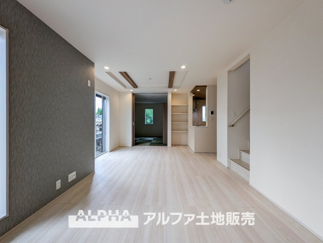 ~日野栄町　6区画１号棟~Residential Subdivisionの居間・リビング|【Living room】
◆時を忘れる場所◆ここにはみんなが集い、食事と楽しい会話が始まる。話に夢中になりすぎて、ついつい時を忘れ夜半過ぎになってしまう。そんな束の間の幸せを感じさせてくれる場所。