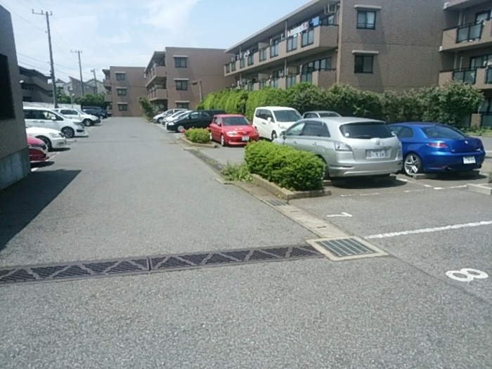 ルーチェ緑が丘Aの駐車場