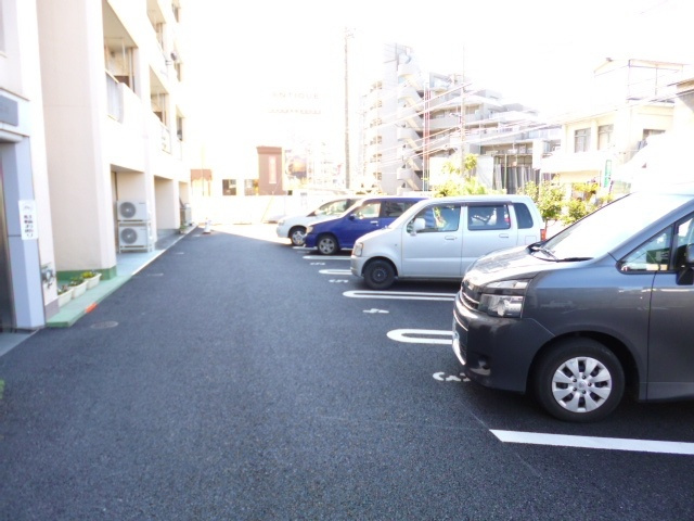 サンコーポ久米川の駐車場