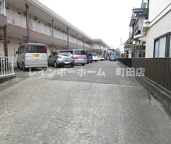 グランドールヤザワの駐車場