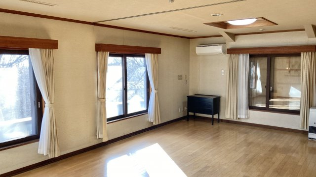 店舗付き住宅 物件　那須郡那須字湯本の洋室|2階の居室です。
繋げて使うととても広く、ゆったりとした空間になります。
壁に収納しているパーテーシ