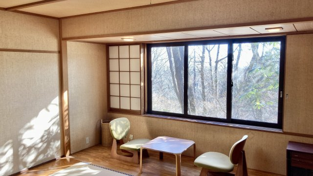 店舗付き住宅 物件　那須郡那須字湯本の和室|和室はゆったりとした空間です。
窓際で那須の自然を堪能しつつまったりとした時間を過ごせます。