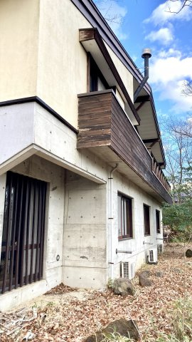 店舗付き住宅 物件　那須郡那須字湯本の外観|バルコニー側の外観です。
端に薪を置くスペースもあります。
