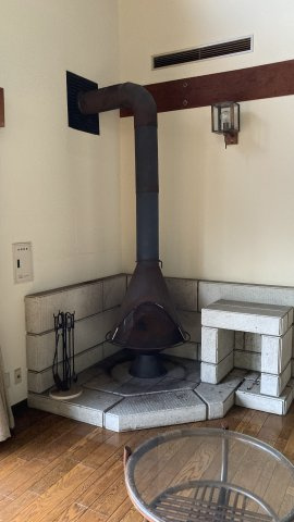 店舗付き住宅 物件　那須郡那須字湯本の内装|ホールには薪ストーブがあります。
自然の温かさを感じられます。